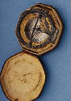 ÄQUATORIALE SONNENTASCHENUHR, WOHL L. GRASSEL AUGSBURG, CA. 1755, LEDERHüLLE, WOHL REPLIKA, MESSING HANDGRAV., SCHARNIEROBER- TEILE M. ...