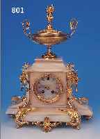 PENDULE, FRANKREICH UM 1900, ALABASTERGEHäU-SE, VERGOLDETE APPLIKEN IN FORM VON FABELTIE- REN, SEITLICH MIT MASKERONEN U. HENKELN, BE- KRöNUNG ...