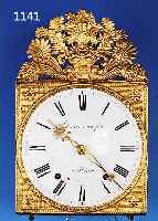 COMTOISE, FRANKREICH UM 1830/40, 2-GETEILTE GEPRäGTE MESSINGUMRANDUNG, IM GIEBEL SONNE U. PALMETTEN M. FüLLHöRNERN (Z.T. GELöTET), ...