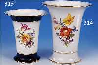 VASE, MEISSEN, 2. HäLFTE 20. JH., PORZELLAN,FEINE BUNTE BEMALUNG, GROSSES BOUQUET UND STREUBLUMEN, GOLDRAND, H. 19,5 CM