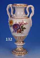 SCHLANGENHENKELVASE, MEISSEN, UM 1870/80, PORZELLAN, SCHöNE BUNTE BLUMENMALEREI, ZWEI GROSSE BOUQUETS, REICHE GOLDSTAFFAGE, DIESE L. BER., H. ...