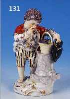 PORZELLANFIGUR, MEISSEN, UM 1870/80, KNABE MIT TRAUBENKORB, SCHöNE BUNTE BEMALUNG, QUALITäTVOLL, GOLDSTAFFIERT, H. 13 CM, AM HUT MIN. ...