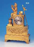 PENDULE, FRANKREICH, UM 1820, BRONZEGUßGE- HäUSE MIT ALTER VERGOLDUNG IN STRENGER ZEIT- TYPISCHER FORM, VERZIERTE FüßE, IM SOCKEL MIT ...