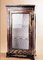 VITRINE, FRANKREICH, BOULLE-STIL, GLASBöDEN, Z.T. MIT AUSBESSERUNGEN BZW. RESTAURATIONEN, 3-SEITIG FACET. VERGLAST, MAR-MORPLATTE, ...