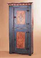 BAUERNSCHRANK, WEICHHOLZ UM 1800, 2 TüREN, RESTAURIERT, Z.T. SEK. GELACKT, ALTES SCHLOß, ALTERSBEDINGTE GEBRAUCHSSPUREN, CA. 171X90X34 CM.