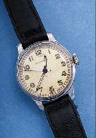 LONGINES HERRENARMBANDUHR, SCHWEIZ UM 1942, MET. VERCHR., EDELST.-BOD. U. GLASR. AUFGEDR.,ORIG. BL. FLECKIG, 17 ST., RUNDANKERW., HAND- AUFZ., KAL. ...