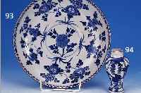 TELLER, JAPAN, CHIEN-LUNG, UM 1750, PORZEL- LAN, BLAUE FLORALE BEMALUNG, D. 28 CM, BRAUNER RAND, AM BODEN MIT HAARRISS BZW. L. ALTERSSP.