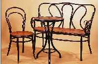 SITZGRUPPE, THONET, UM 1900, BUCHE, BEST. AUS BANK, TISCH U. 2 STüHLEN, BANK M. 99 X 120 X 56 CM; TISCHH. 78 CM, -D. 50 CM; ...