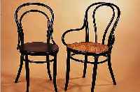 KONV. AUS 5 STüHLEN, THONET, UM 1900, 3 X MIT GEFLECHT, 2 X DUNKEL GEBEIZT, H. CA. 11 CM, SH. 67 CM, L. ALTERSSP.