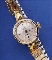 OMEGA DAMENARMBANDUHR AUTOMATIK, SCHWEIZ/ USA UM 1970, GG 585/000, METALLBAND SEK., BODEN GEDR., BOMB. MINERALGL. M. SAPHIRSCHL., VERS. BLATT, ...