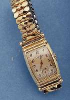 GRUEN ARMBANDUHR, SCHWEIZ/USA UM 1948, METALL TONNENFORM, GG-AUFLAGE, EDELST.-BODEN GEDR., IN SICH GEW., SCHERENGLIEDERB. ZEIT- IDENTISCH, ...