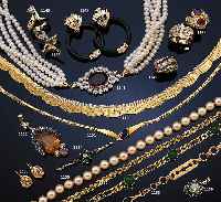 COLLIER, GG 750/000, CA. 45.1 G, TEILMATT. UND -STRUKTURIERT, KASTENSCHLOß MIT SICHERHEITSACHT, L CA. 43 CM, VERLAUFEND