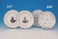 ZWEI TELLER, MEISSEN, UM 1860/70, 2. WAHL, PORZELLAN, BLAUE BEMALUNG, REICHE STREUBLU- MENBEMALUNG, RAND IN RELIEFIERTEM KORBGE- FLECHT IN ...