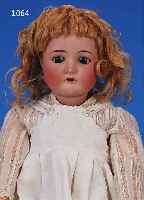 PORZELLANKOPFPUPPE, CUNO UND OTTO DRESSEL, UM 1912, BLAUE SCHLAFAUGEN, OFFENER MUND MITVIER ZäHNEN OBEN, BLONDE MOHAIRPERüCKE, HOLZ- ...