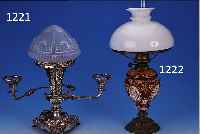 PETROLEUMTISCHLAMPE, DEUTSCH, UM 1900, MAJOLIKAKORPUS, MIT PUTTIDEKOR, GLASSCHIRM, ZYLINDER, H. 57 CM