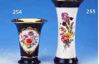 VASE, MEISSEN, UM 1910, PORZELLAN, 1. WAHL, KOBALTBLAUER FOND, GROßE KARTUSCHE MIT BLUMEN- BOUQUET, POLYCHROM BEMALT, GOLDSTAFFAGE DIESE AM FUß ...