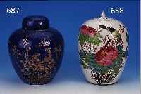 DECKELVASE BZW. INGWERTOPF, CHINA, UM 1910, PORZELLAN,BEMALT, H. 35 CM, MIT KL. GESCHNITZTEM HOLZSOCKEL, (SPäTER), ...