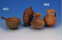 DREI GEFäßE, RöMISCH, 2-3. JH. N. CHR., TON, H. 12-13 CM, 1 X IN FORM EINES KOPFES, AUSGUß ABGEBROCHEN, 1 VASE,, 1 KRUG