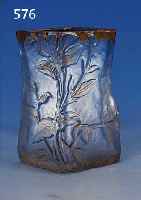 VIERKANTVASE, SIGN. DAUM NANCY, UM 1900, FARBLOSES GLAS HELLBLAU üBERFANGEN, GE- SCHNITTEN, GESCHLIFFEN UND GEäTZT, GOLD- MALEREI, ...