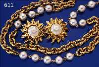 CHANEL MODESCHMUCK-KONVOLUT: PAAR OHRCLIPSE IN STERNFORM MIT SOGN. FAUX- PEARLS, METALL VERGOLDET, DAZU PASSEND 2-REIH.KETTE MIT ...