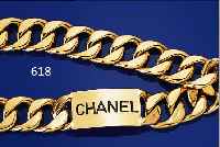 CHANEL-GüRTEL, METALL VERGOLDET, MITTIG PLATTE MIT CHANEL-SIGNET, SCHWARZ LACKIERT, FLACHPANZERMUSTER, CA. 80ER JAHRE, ORIG.ETUI, L. VARIABEL ...