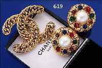 CHANEL-MODESCHMUCK, PARIS CA. 80ER J., METALL VERGOLDET, BEST. AUS BROSCHE MIT TYP. DOPPEL-C-ZEICHEN IM PANZERMUSTER, PAAR OHR- CLIPSE MIT ...