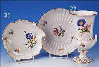 ZWEI TEILE, MEISSEN, 2. HäLFTE 20. JH., PORZELLAN, 2. WAHL, BUNT BEMALT, BEST. AUS 1 FUßVASE MIT 2 HENKELN, BLUMENBOUQUET UND ...