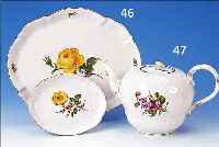 ZWEI TEILE, MEISSEN, 2. HäLFTE 20. JH., PORZELLAN, 1 X 2. WAHL, BUNTE BEMALUNG, OVALE PLATTE, DEKOR GELBE ROSE, GOLDRAND, D. CA. 27,5 CM, ...