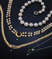 COLLIER MIT SAPHIREN UND ZUCHTPERLEN, GG 750/000, ABHäNGUNG UND SCHLIEßE BETZT MIT 19 BRILLANTEN ZUS. CA. 0.35 CT WEIß-G/LUPEN- REIN, GR. ...