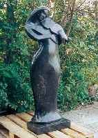 ZEITGENöSSISCHER BILDHAUER, FRAU MIT GEIGE, SCHWARZER MARMOR, POLIERT, H. CA. 148 CM