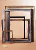 KONVOLUT AUS 48 BILDERRAHMEN, MODERNE HOLZLEISTEN, TEILS MIT GOLD- ODER SILBERFäRBUNGEN, MEIST SCHLICHTE ...