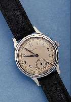 LONGINES HERRENARMBANDUHR, SCHWEIZ UM 1942, EDELST., BODEN U. GLASR. GEDR., BLATT PERF. REST., RUNDANKERW. VERG., 15 ST., HANDAUFZUG- KAL. 12,68Z, ...