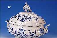 GROßE DECKELTERRINE, MEISSEN, UM 1900, PORZELLAN, 29 X 36 CM, ZWIEBELMUSTER, DECKELBEKRöNUNG IN FORM EINES PUTTO MIT ...