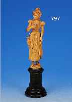 SKULPTUR, ERBACH, UM 1870/80, ELFENBEIN, H. 26 CM, DAME AUF HOLZSOCKEL, SEHR FEINE ARBEIT, SCHLEIFE, Z.T. FREI ...