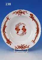 TIEFER TELLER, MEISSEN, UM 1790, MARCOLINI, PORZELLAN, QUALITäTV. BEMALTUNG VON ROTEM DRA-CHENDEKOR, GOLDGEHöHT, LEBENDIGE DARST., D. CA. 23 ...