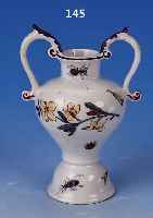 FUSSVASE, MEISSEN, UM 1740/45, PORZELLAN, ZWEI HENKEL, QUALITäTVOLLE BUNTE BEMALUNG, DE KLINGE, UMLAUFENDER BLUMENDEKOR UND INSEK- TEN, H. CA. ...
