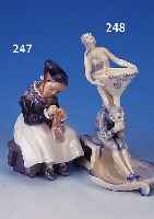 PORZELLANFIGUR, ROYAL KOPENHAGEN, 20. JH., BUNTE BEMALUNG UNTER DER GLASUR, MäDCHEN MIT HANDARBEIT, REICHE VARIATIONEN IN DEN GRAU- U.BLAUTöNEN, ...