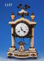 KAMINUHR, FRANKREICH UM 1880, MARMORGEHäUSE MIT VERZIERTEN MESSINGAPPLIKATIONEN, FLORALE BEKRöNUNG, IM SOCKEL 2 TAUBEN, 2 VOLLSäULEN, MIT ...