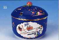 DECKELDOSE, MEISSEN, UM 1850/60, PORZELLAN, BUNTE BEMALUNG, REICHER KAKIEMONDEKOR AUF PREUSS. BLAUEM FOND, ZWEI KARTUSCHEN MIT INDIANISCHEN ...