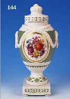 FUSSVASE, KPM, BERLIN, 1914, PORZELLAN, MIT KRIEGS- U. MALERMARKE, GRüNER FOND, IN ZWEI GROSSE KARTUSCHEN HERVORRGENDE BE- MALUNG, ...