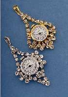 KONVOLUT: 4 GLASHÜTTE ANHäNGEUHREN, METALL M. STRAßBES., VERSCH. DESIGNS (2X GELB, 2X WEIß VERG.), UNGETR. LAGERW., EHENM. DDR-PRO- DUKTION ...
