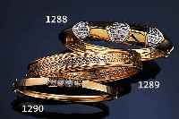 ARMREIF M. DIAMANTEN, GG 585/000, 55X49 CM M. SICHERHEITSACHT, 4 DIAMANT-ROSEN ZUS. CA. 0.38 CT, NIEDERLANDE UM 1890/1900