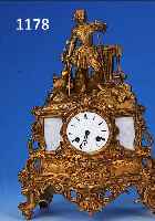 PENDULE, FRANKREICH, UM 1860/70, MESSING- SPRITZGUßGEHäUSE, MARMOREINLAGEN SEK., FI- GURENBEKRöNUNG EINES RITTERS WOHL JOHANNA VON ORLEANS ...