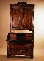 AUFSATZSEKRETäR, NORDITALIEN, UM 1770/80, NUßBAUM MASSIV, ZWEITEILIG, INNENEINRICHTUNG MIT VIER SCHUBLADEN, IM 19. JH. VEREDELT MIT REICHEN ...