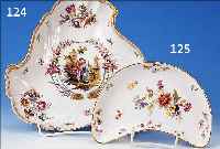 SICHELMONDFöRMIGE SCHALE, MEISSEN, UM 1880, PORZELLAN, SEHR FEINE BUNTE BEMALUNG VON BLU- MENBOUQUET, STREUBLUMEN UND INSEKTEN, GOLD- RAND, AM ...