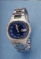 KONVOLUT: 2 HERRENARMBANDUHREN, 1 X SEIKO, AUTOMATIK, JAPAN UM 1975, EDELST.-STüLPGEH., EDELST.-BAND, 17 ST., TAG U. DAT., ZENTRAL- ROT., KAL. ...