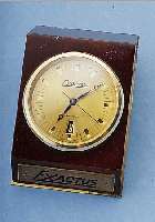 EXACTUS TISCHUHR, IN MAHAGONIHOLZPULTFORM, MESSINGPLATTE U. SCHILD VERG., ELEKTROMECH. ATO-SYSTEM, ZENTRALSEK., DATUM, STROMVERS. 1,5VOLT MIGNON, ...