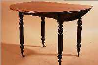 KLAPPTISCH, DEUTSCH, UM 1860, NUßBAM UND LINDENHOLZ, SEITLICH KLAPPBAR, PLATTE MAS- SIV, BEINE ...