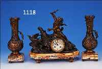 KAMINUHR MIT BEISTELLERN, FRANKREICH UM 1920/ 30, BRAUN GEäDERTER MARMORSOCKEL, VERZIERTE FüßE, SPRITZGUßBEKRöNUNG IN FORM EINES VOLL- ...