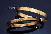 KONVOLUT IN ROSE G 333/000, TOTAL CA. 27.8 G, RUNDPANZERARMBAND, KASTENSCHLOß, SICHER- HEITSKETTCHEN, L CA. 19.5 CM, TRAGESP.; ARMREIF, ...